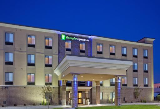 Holiday Inn Express & Suites Lincoln Airport by IHG - Housity