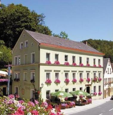 Gasthof & Hotel Goldener Hirsch - Housity
