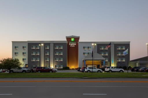 Holiday Inn Express Hotel & Suites Columbus by IHG - Housity