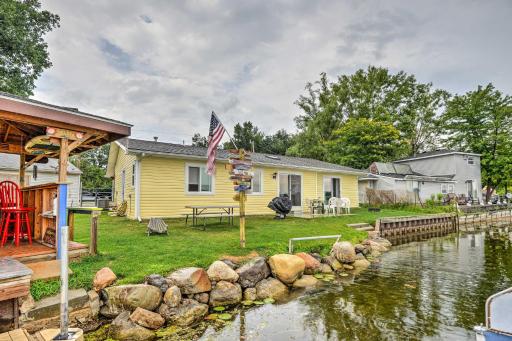 Lakefront Home Tiki Bar, BBQ, Canoes and Fire Pit! - Housity