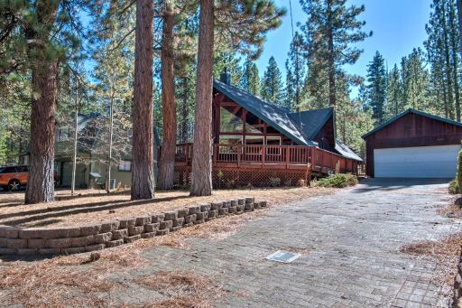 Cozy Family Home with Tahoe Views, 7 Min to Heavenly - Housity
