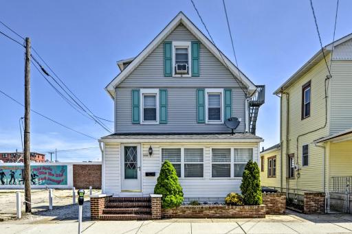 Wildwood House with Enclosed Porch - Walk to Beach! - Housity