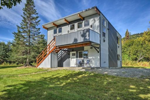 Family Retreat about 8 Mi to Downtown and Bishops Beach! - Housity