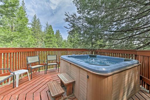 Cozy Lake Arrowhead Cabin with Hot Tub and Deck! - Housity
