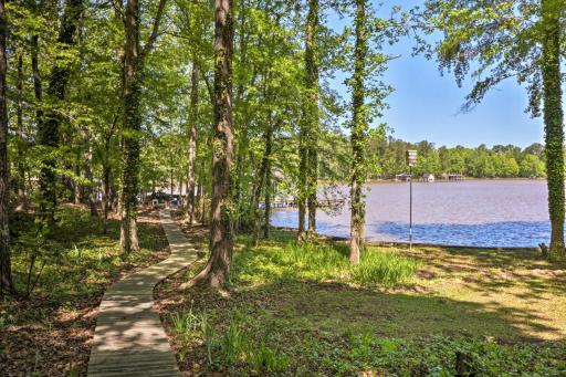 Lakefront Milledgeville Cabin Private Dock, Porch - Housity