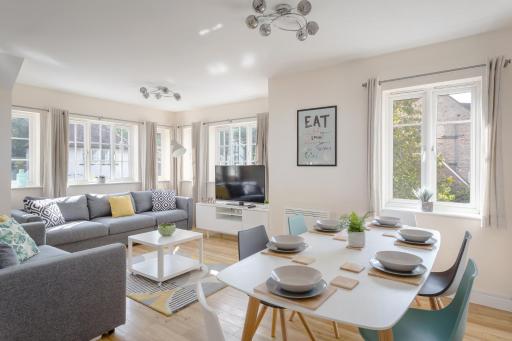 Luxury Hitchin Apartment, Great Town Centre Location - With Parking - Housity