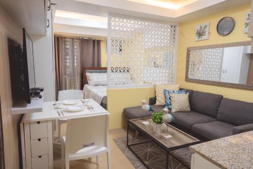 Avida Towers Cebu 518, Queen bed, Netflix 50in Smart TV - Housity