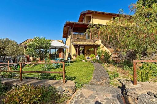 HORSE HOUSE - Housity
