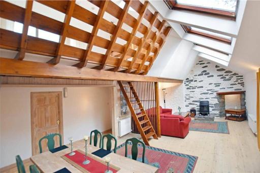 Unique, perfectly located town centre house - Housity