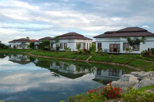 The Golden Lake Hotel - Housity