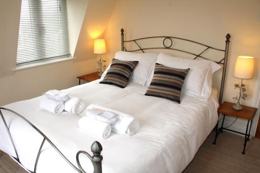 Cotswolds Valleys Accommodation - Exclusive use character one bedroom family holiday apartment - Housity