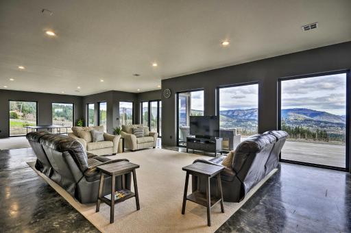 Luxury Home with Views - 5 Min to Columbia River - Housity