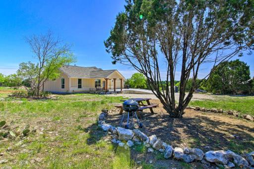 Hill Country Casita with Patio 13 Mi to Dtwn Boerne - Housity