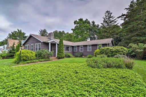 Saybrook Manor House, Walk to Cove Beach! - Housity