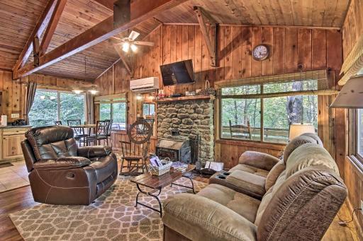 Secluded Stanardsville Cabin with 10 Acres and Hot Tub - Housity