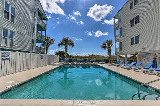 Walk to Ocean Cozy Condo in North Myrtle Beach! - Housity