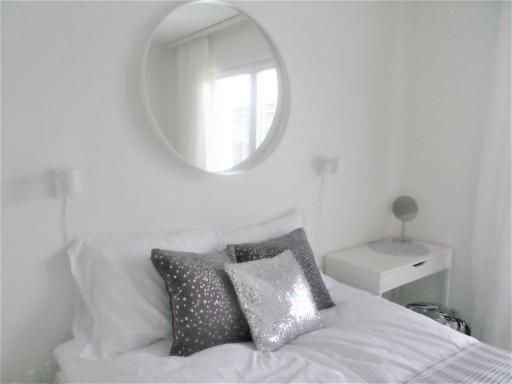 Compact high quality top floor studio in perfect location - Housity