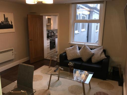 Ground Floor Contemporary 1 Bed Apartment - Housity