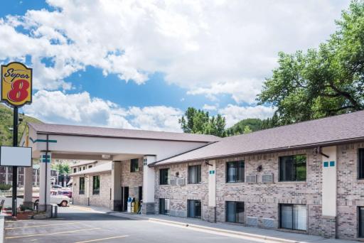 Super 8 by Wyndham Deadwood Black Hills Area - Housity