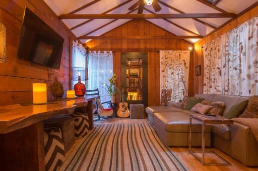 Treehouse Hideaway - Housity