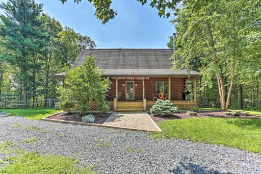Palmerton Cabin with Game Room about 5 Mi to Blue Mtn - Housity