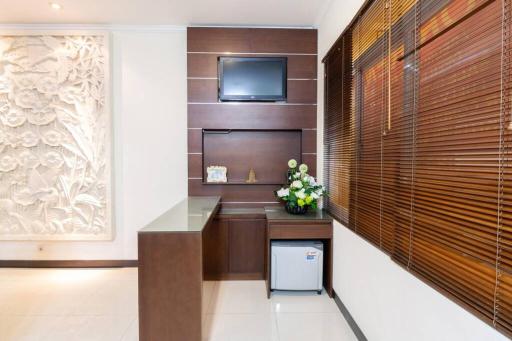 2 Bedroom House With Sea View - Unit J - Housity