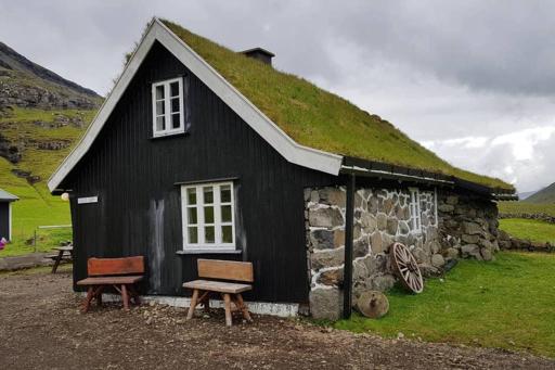 Turf house in Saksun with panoramic view - Housity