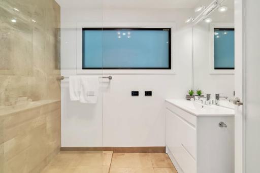 Youngtown Executive Apartments - 2BR included, Free Parking & Wifi, Sofa Bed & Cot fee applies - Housity