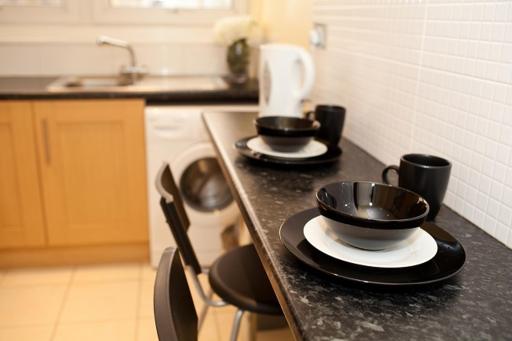 Victoria Centre Apartments in the Victoria Centre Shopping Centre - Nottingham City Centre - 24 hour access - Most Central Location, Lounge, Kitchen, Washing Machine - Opposite Hilton by Restaurants & Shops - Outdoor Parking Cars or Vans five pounds a day - Housity