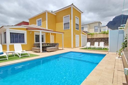 Amazing 5-bedroom villa in Costa Adeje - Housity