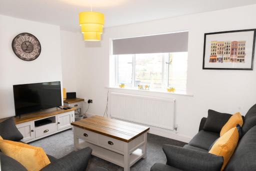 Charming 2 Bedroom House - Free Parking - Great Location - Housity