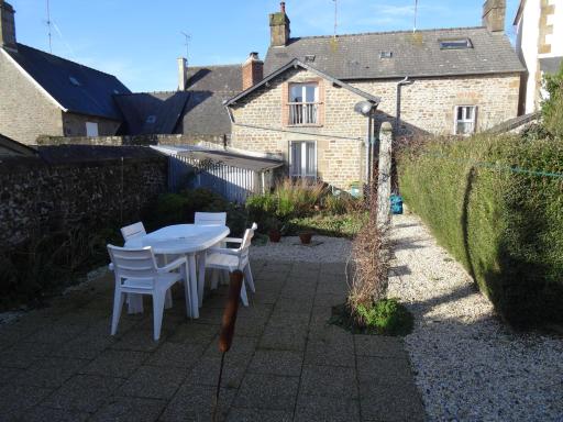 Charming French cottage-gite in the heart of quiet Gorron - Housity