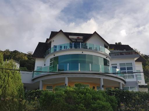 Crystal Cameron Vacation Bungalow - Housity