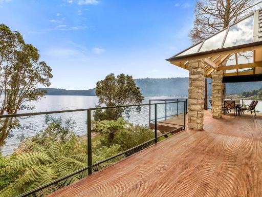 Lakefront Sublime - Lake Rotoiti Holiday Home - Housity