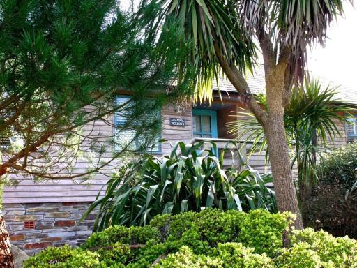 Grandpa Dickson's - Housity