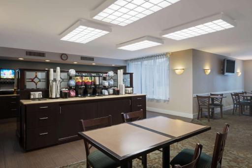 Ramada by Wyndham Boston - Housity