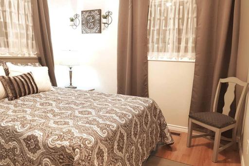 Sarnia Central Six - BIG 6 BR 2 BA - patio and BBQ - Housity