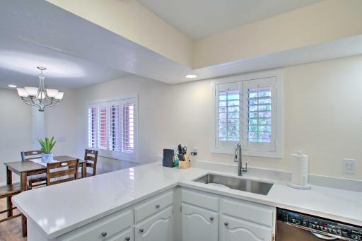 Modern Paradise Valley Condo with Golf Course View! - Housity