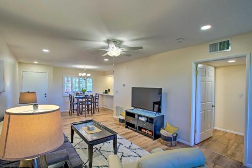 Modern Paradise Valley Condo with Golf Course View! - Housity