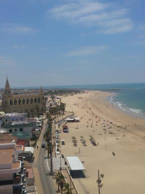 APARTAMENTO PLAYA DE REGLA, Chipiona, primera linea, parking, wifi gratis - Housity