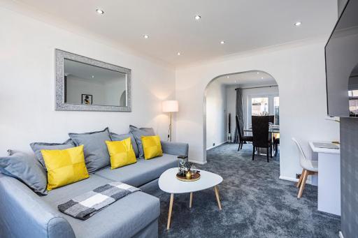 Cozy 3 Bedroom House in Aveley, Thurrock - Housity