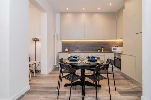 INCREDIBLE Apartment just steps from Gran Via by Batuecas - Housity