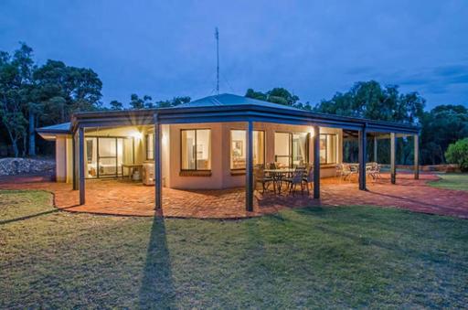 Yallingup Pet Friendly Bush Retreat - Housity