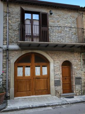 Basicò un balcone sul mare-Casa I CARRUGGI- Case vacanza Sicilia&Toscana- - Housity