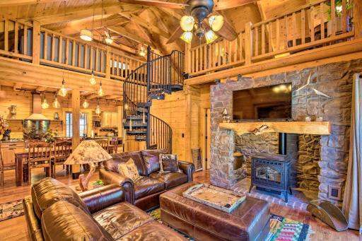 Luxury Mountain Cabin with Furnished Deck and Views! - Housity