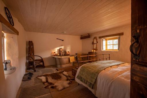 Thistle Thatch Cottage and Hot Tub - Mourne Mountains - Housity