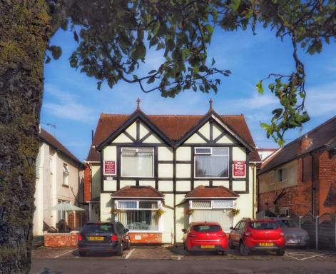 The Tudor Lodge - Housity