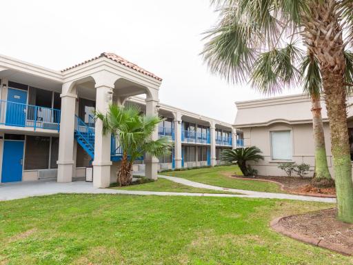 Travelodge by Wyndham Baton Rouge East - Housity