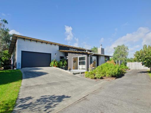 The Beach House - Ruakaka Holiday Home - Housity