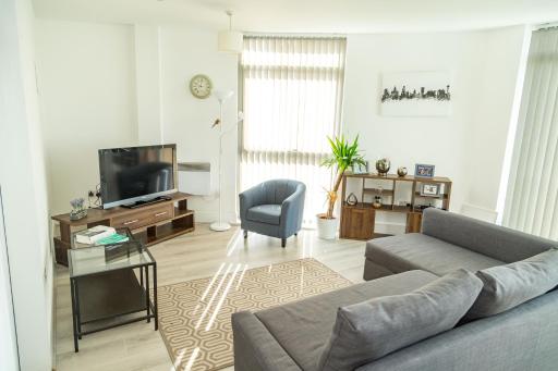Serviced Apartment In Liverpool City Centre - Free Parking - Balcony - by Happy Days - Housity